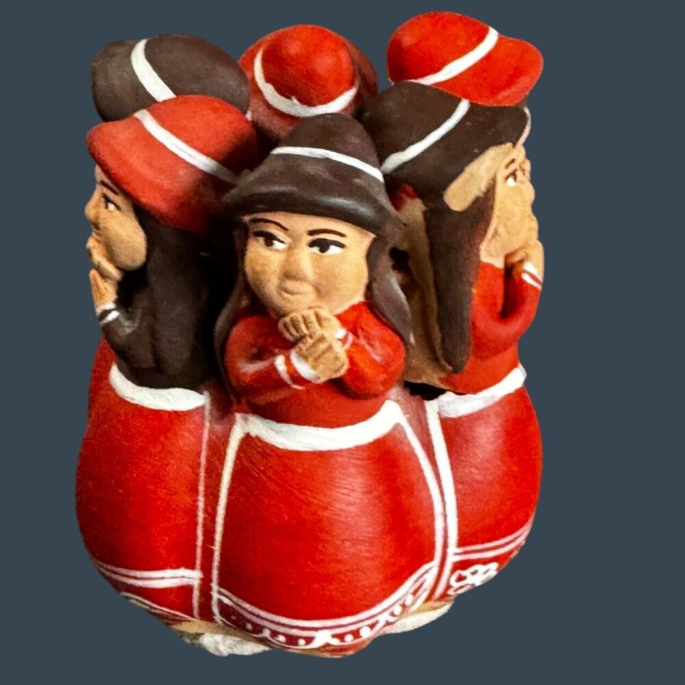 Peruvian Andean Clay Circle Of Friends Pottery Sculpture 5 Women Red Hats 3 1/4" - Picture 3 of 6